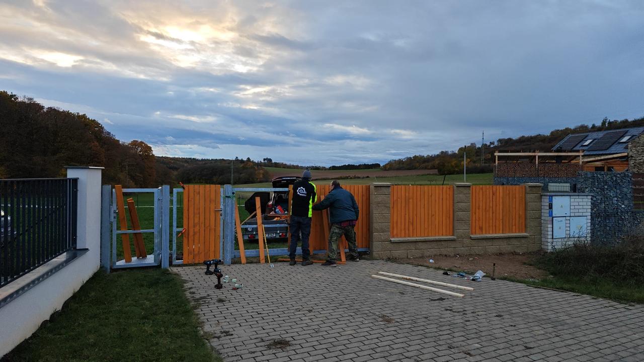 Montáž dřevěné výplně plotu a brány u vjezdu – před