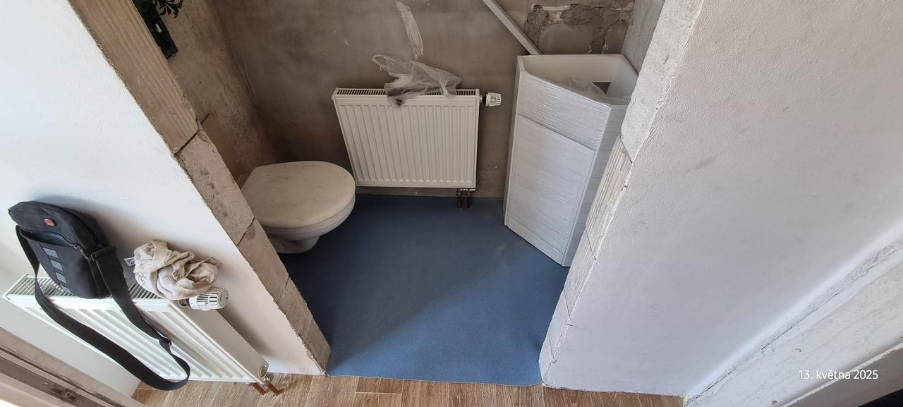 Nově osazené závěsné WC s dokončenou podlahou – Drobná řemesla