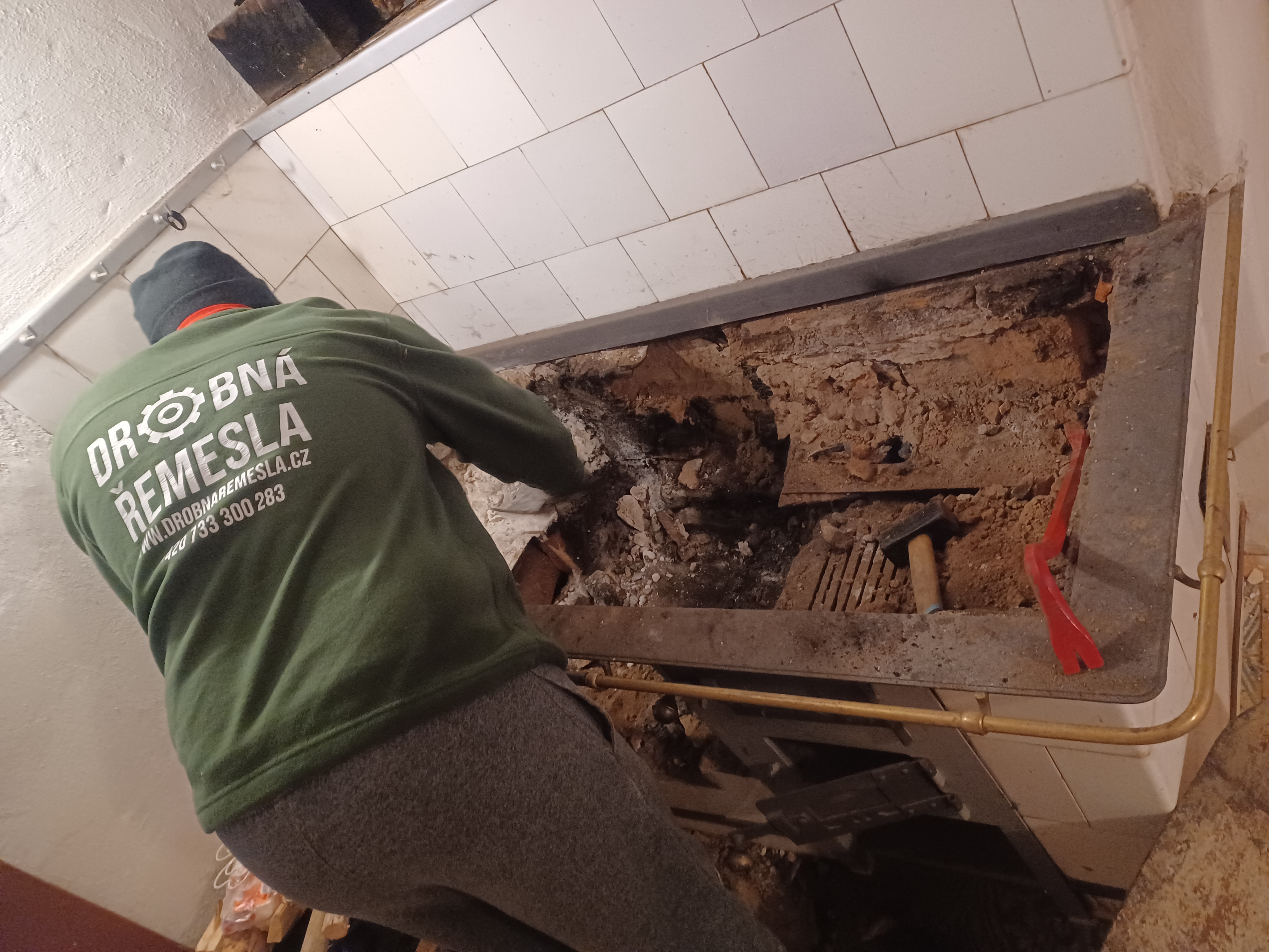 Bourání pece – odstraňování kamnářských cihel – Drobná řemesla
