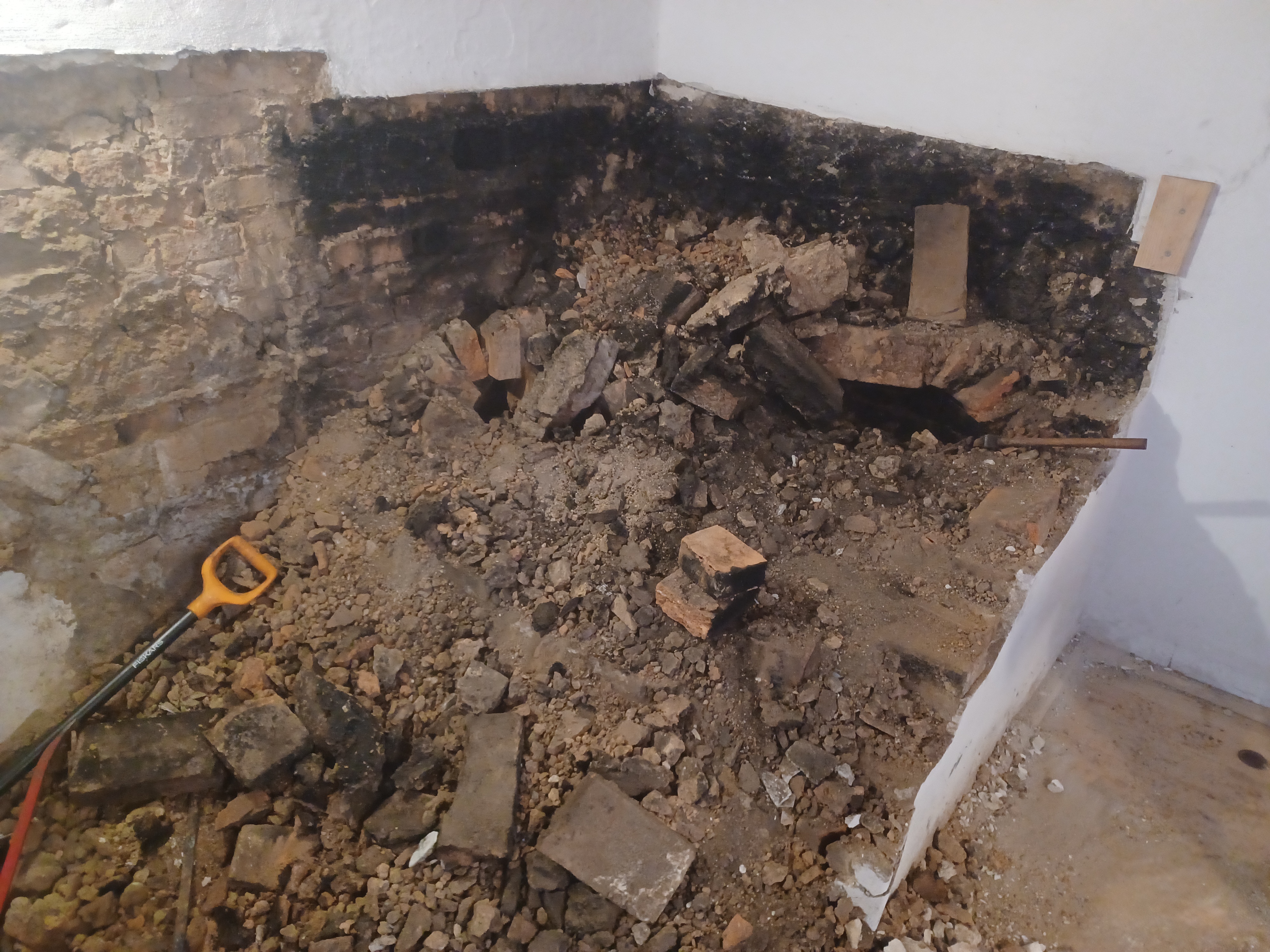 Sanace podkladu po zbourání pece – Drobná řemesla