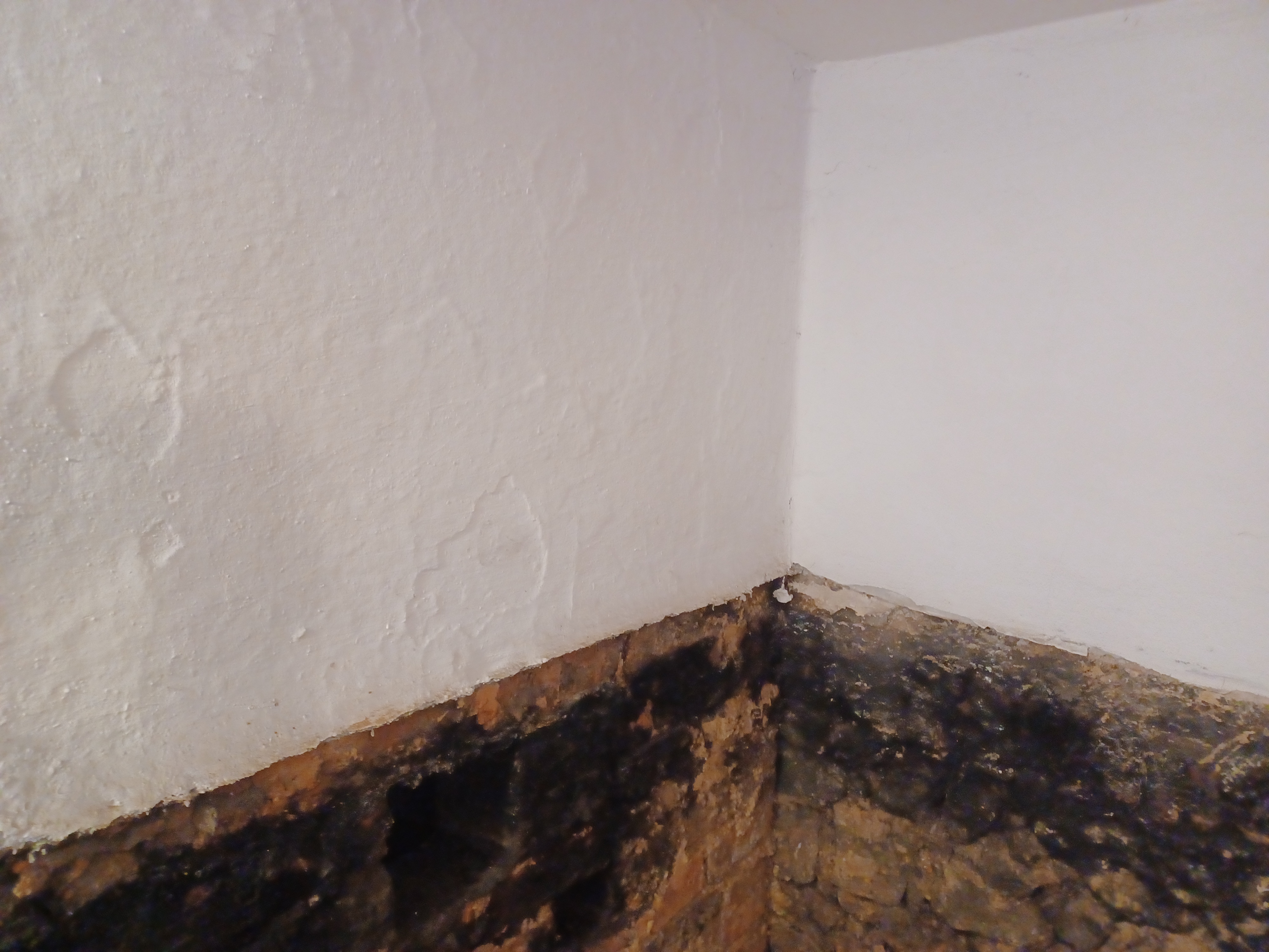 Detail poškozené podlahy pod pecí – Drobná řemesla