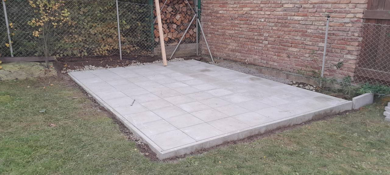 Hotová zpevněná plocha z betonové dlažby s obrubníky – po