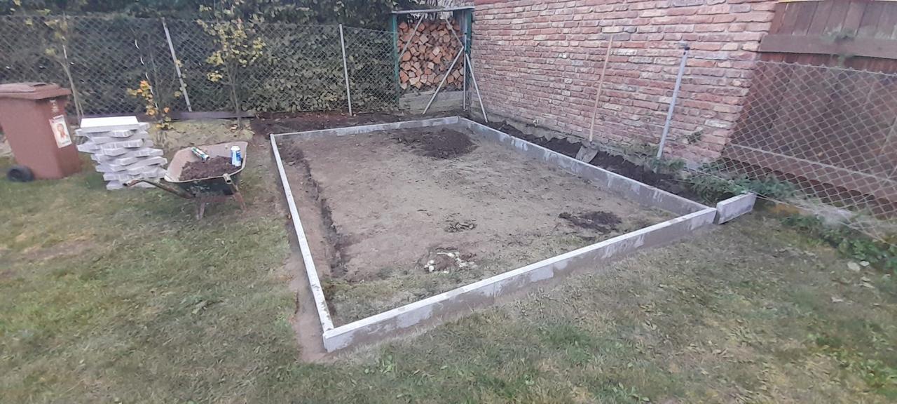 Betonový rám a urovnaný podklad před dlážděním – před