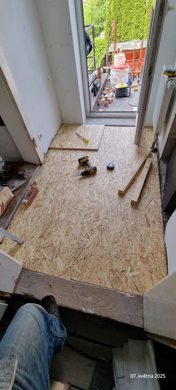 Nový záklop z OSB desek připravený pod finální podlahu – po