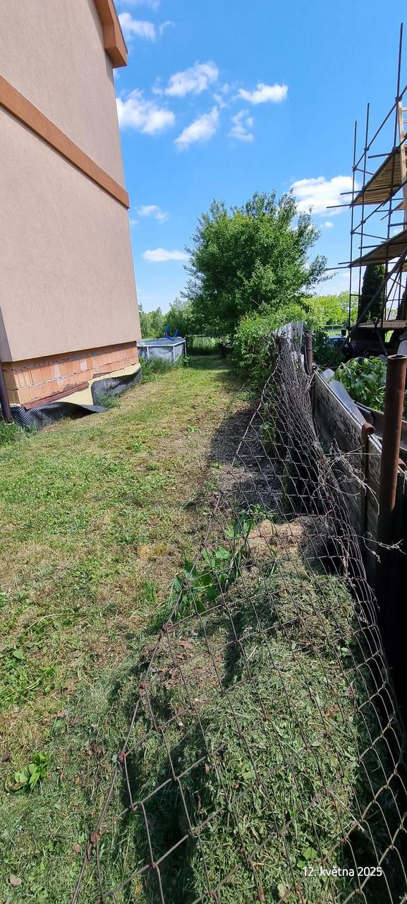Posekaný a uklizený pozemek podél domu – po