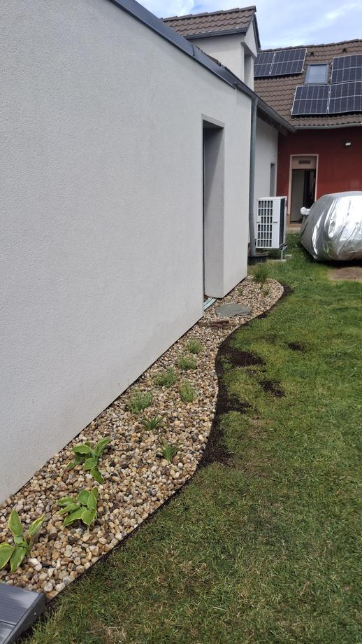 Kačírkový pruh s výsadbou podél domu – Drobná řemesla