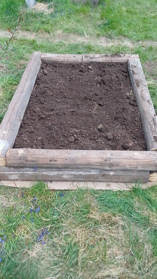 Naplněný vyvýšený záhon připravený k výsadbě – Drobná řemesla