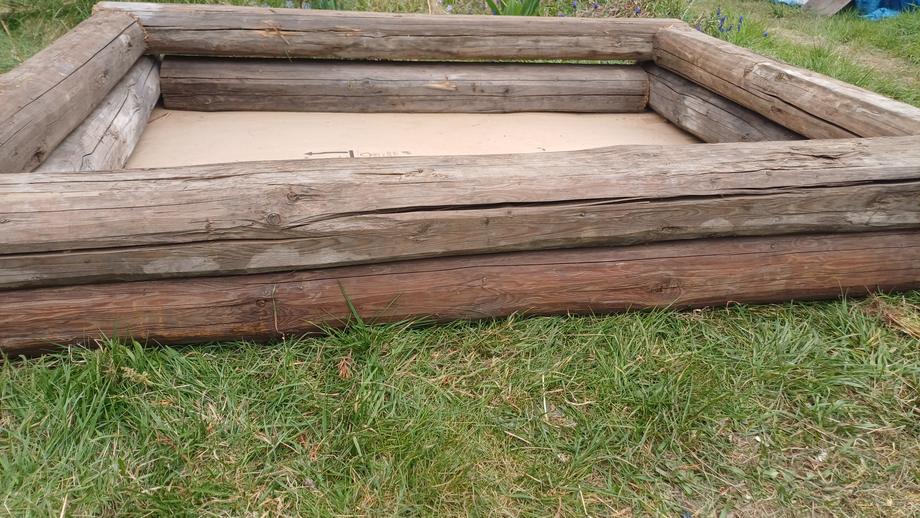 Detail stavby vyvýšeného záhonu z pražců – Drobná řemesla