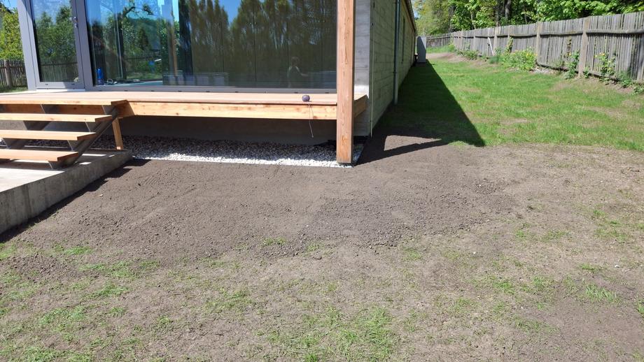 Dřevěná terasa a okapový kačírek u novostavby – Drobná řemesla