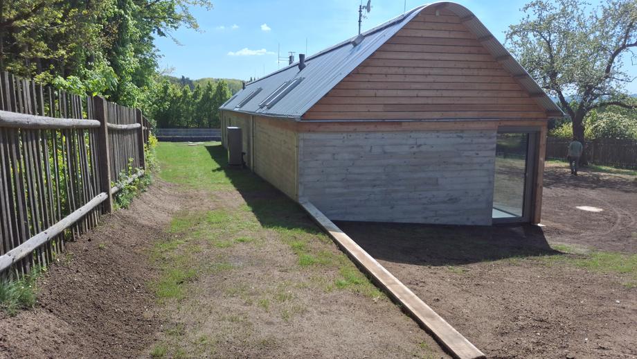 Zatravněný pruh podél plotu u novostavby – Drobná řemesla