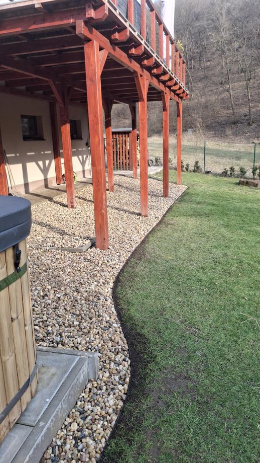 Hotový kačírek a čistý okraj trávníku pod terasou – Drobná řemesla