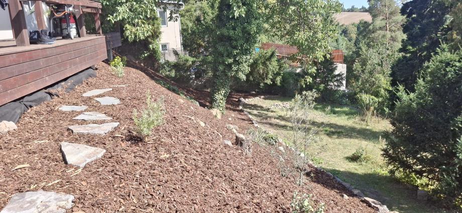 Namulčovaný svah s kamennou cestou a výsadbou – Drobná řemesla
