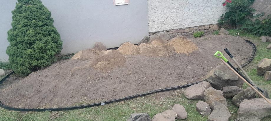 Příprava okrasného záhonu – rozhrnutá zemina a obrubník – Drobná řemesla