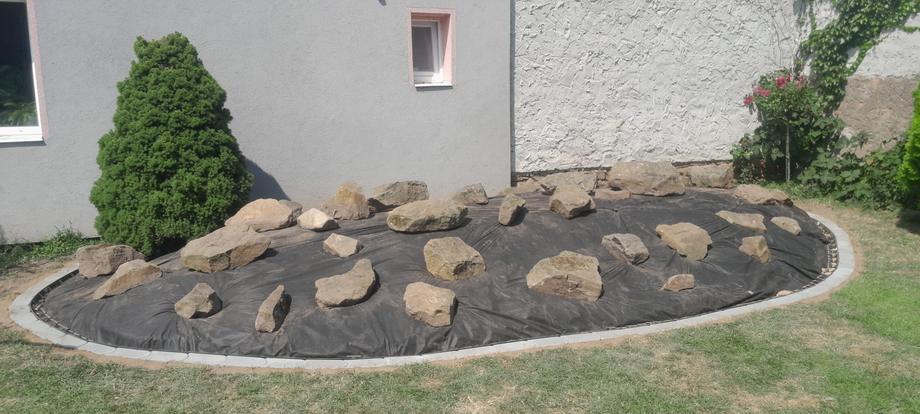 Okrasný záhon s kameny na tkanině proti plevelu – Drobná řemesla