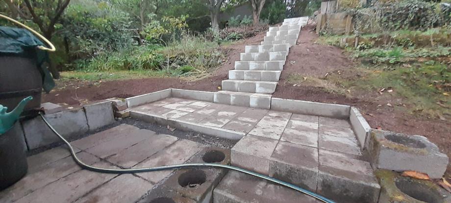 Nové betonové schody a dlážděná plocha ve svahu – Drobná řemesla