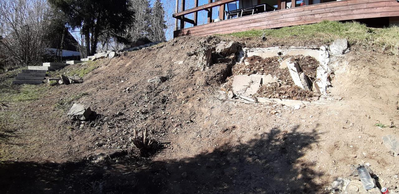 Sesutý a holý svah pod terasou chaty – před