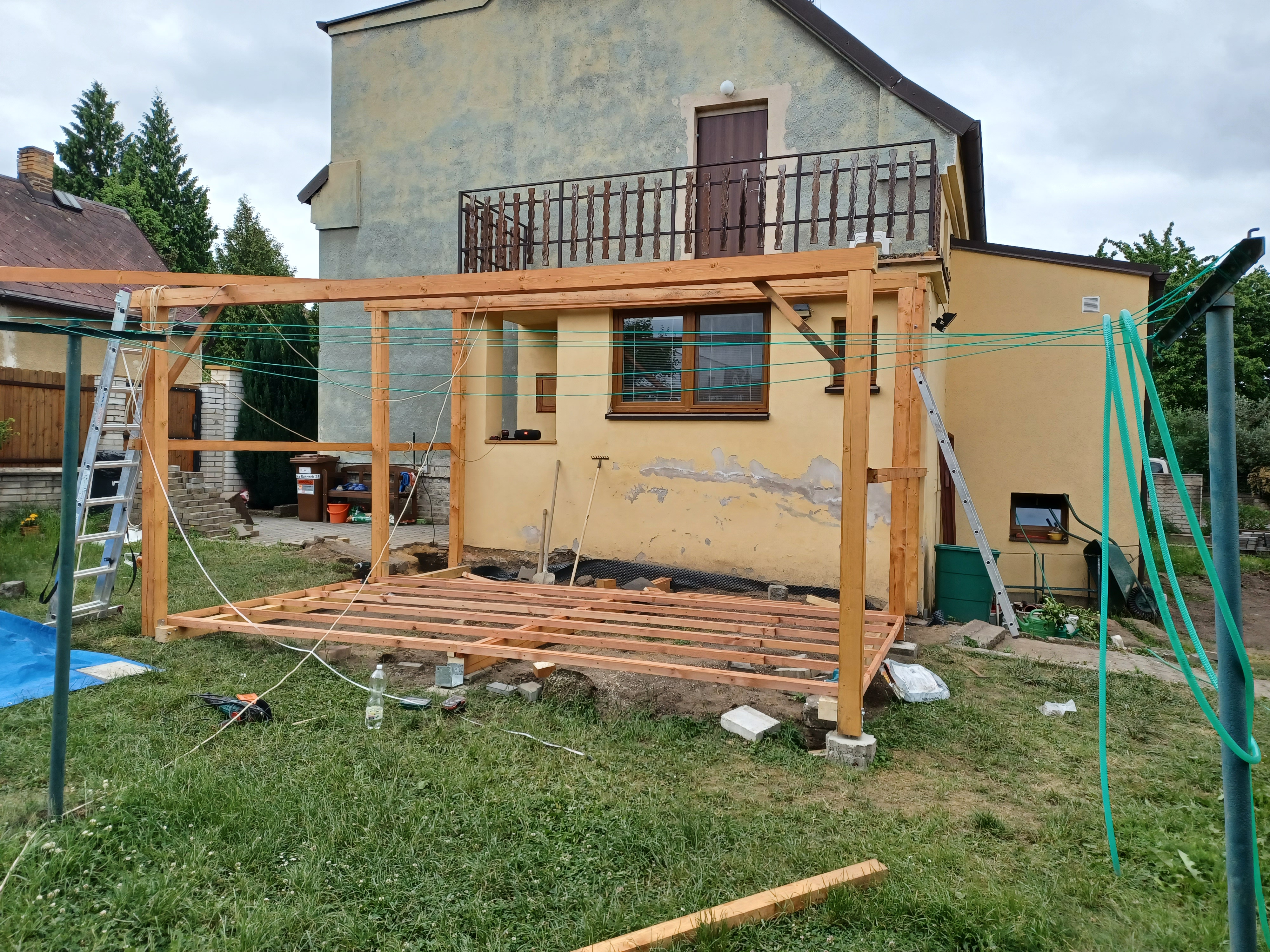 Hrubá kostra terasy v průběhu stavby – Drobná řemesla