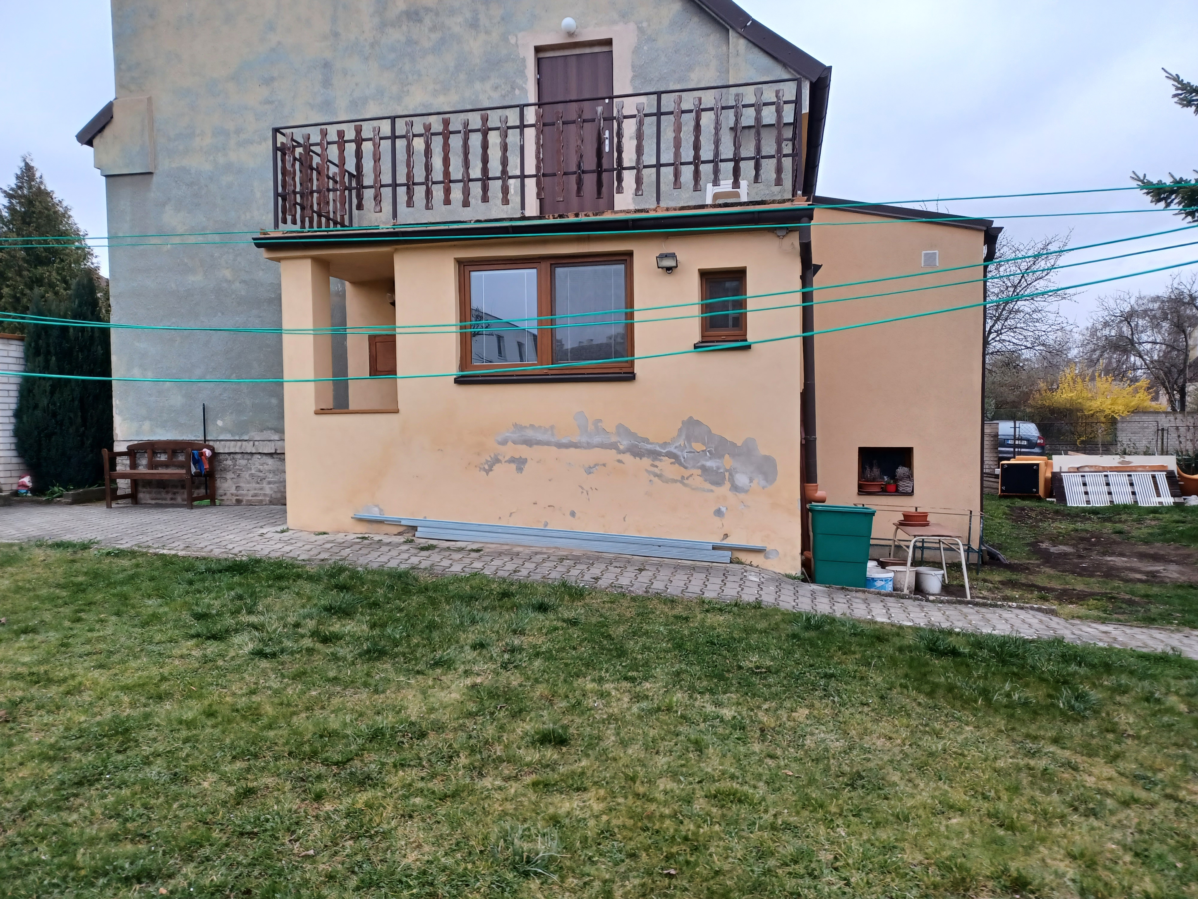 Zadní fasáda domu před stavbou terasy s pergolou – Drobná řemesla